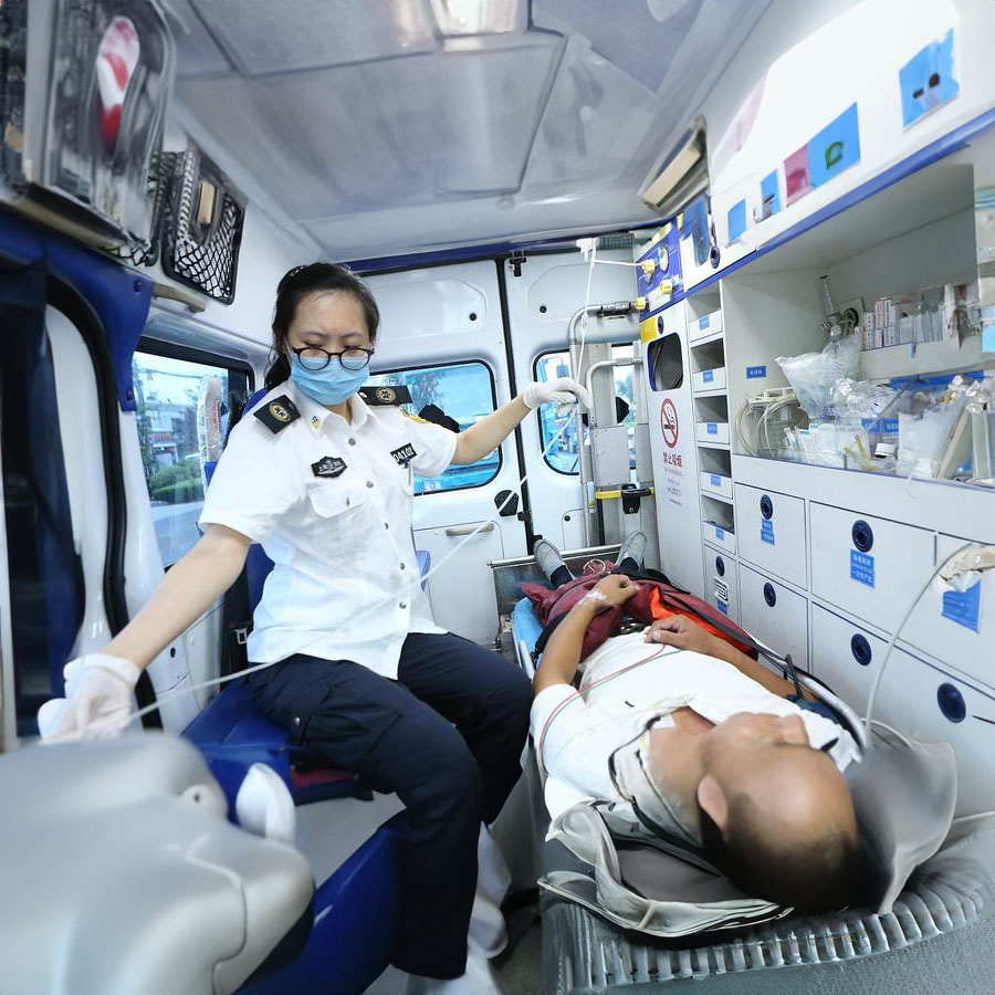 郴州长沙楚雅医院出租到百色市凌云县救护车出租价格大概多少钱一公里